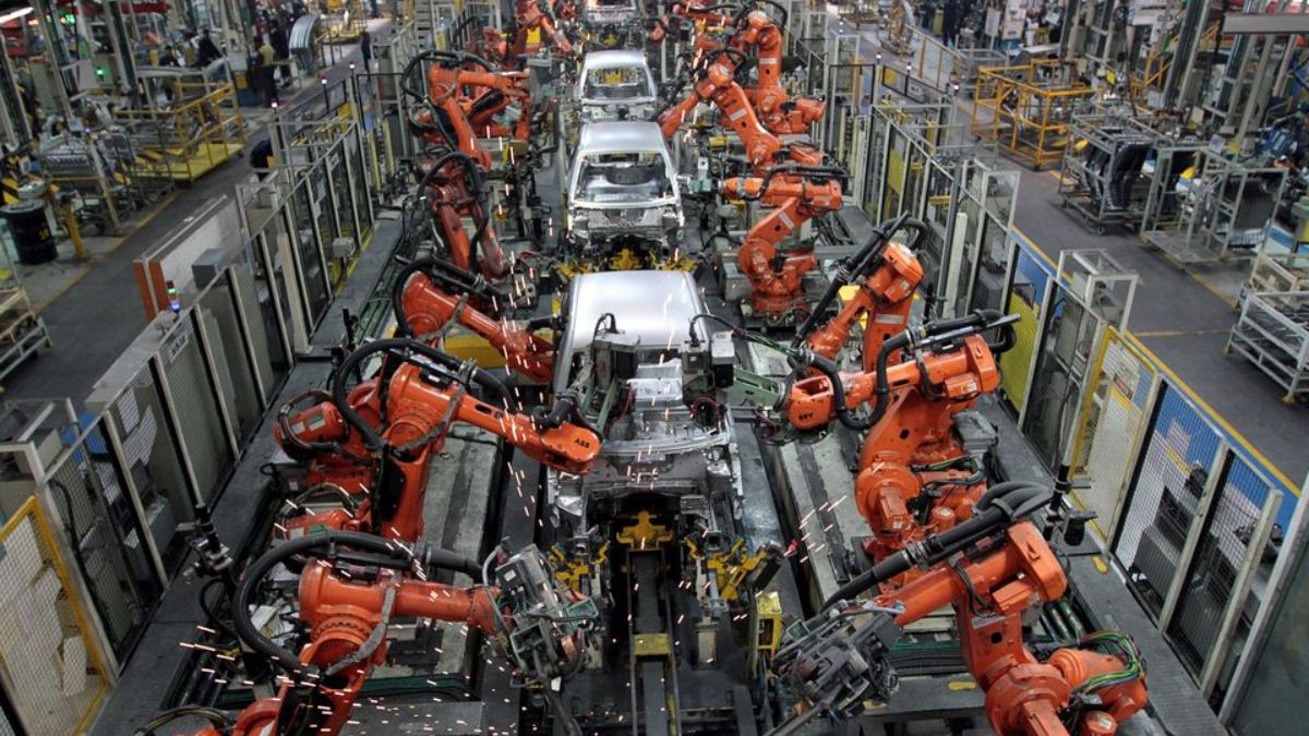 independence-day-2023-special-automobile-industry-evolution-ambassador-car-electric-vehicles-cng-hybrid-cars-self-reliant